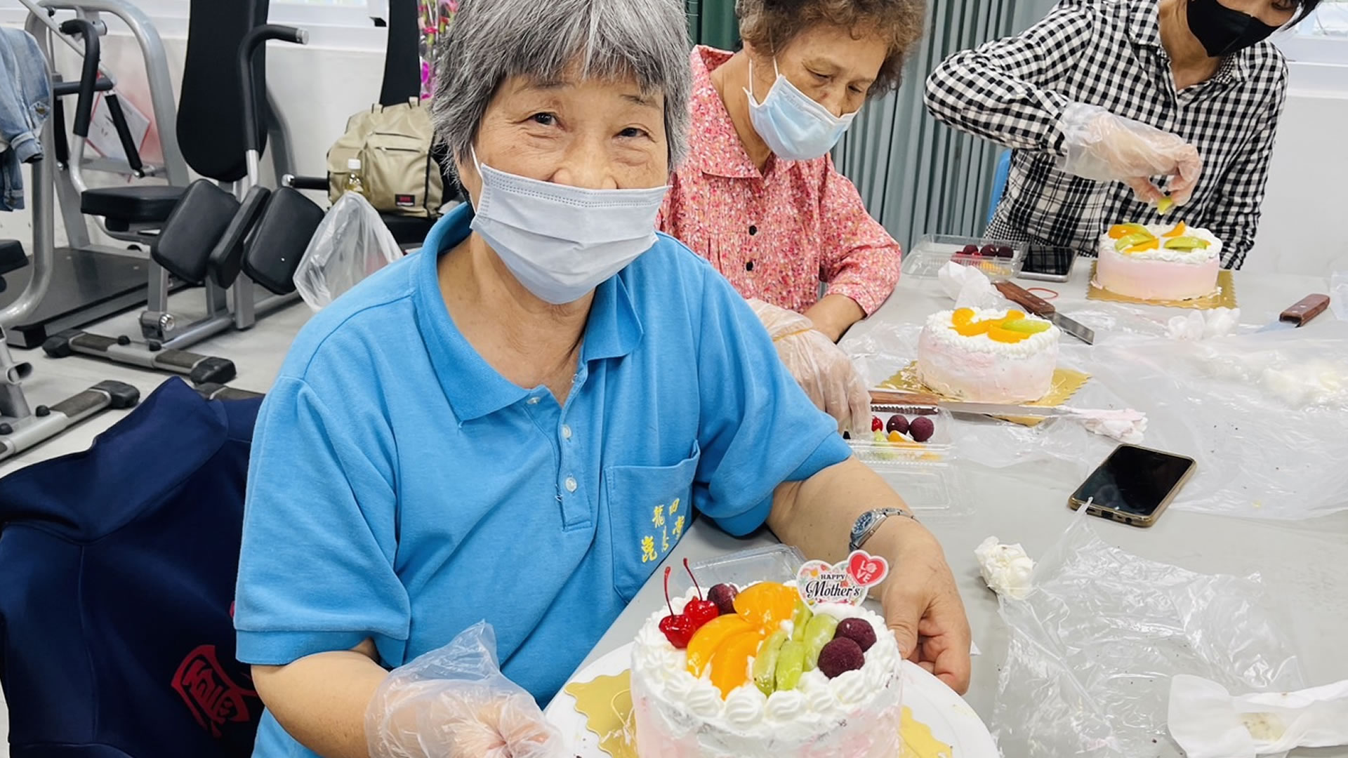 龍田社區照顧者手作蛋糕迎母親節